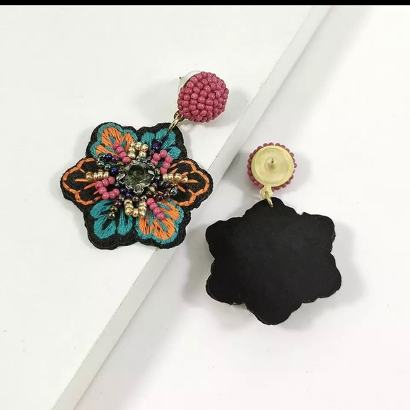 Embroidered earring - Picture 3 of 4